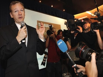 18 agosto.- Julian Assange solicita permiso de trabajo y de residencia en Suecia, para poder...