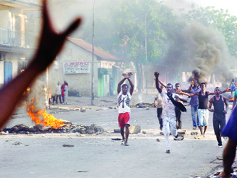 La violencia dejó al menos 15 muertos, dijo Traore Drissa, un abogado que dirige el...