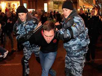 En Moscú, unos 500 ultraderechistas marcharon en un parque cerca de la sede de la...
