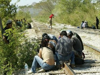 La cancillería de El Salvador denunció este martes que unos 50 migrantes de distintas...
