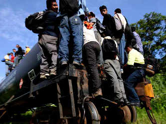 Los inmigrantes sin documentos que habrían sobrevivido al secuestro son seis guatemaltecos,...