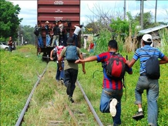 Cientos de miles de indocumentados buscan llegar a Estados Unidos a través de México,...