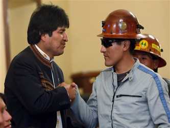 El día de su rescate el presidente boliviano, Evo Morales, viajó a Chile para...