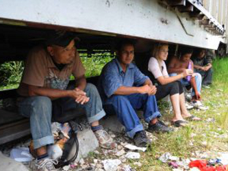 Unos 75.000 hondureños emigran anualmente hacia Estados Unidos, de los cuales cerca de...
