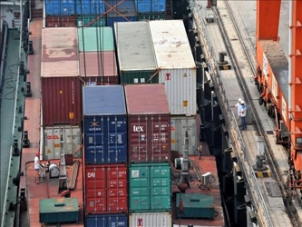 Las exportaciones del país alcanzaron un récord de 201,900 millones de...