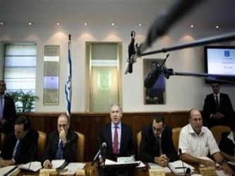 Aunque Netanyahu podría continuar gobernando con una mayoría simple en el parlamento,...