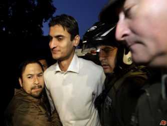 Khan fue detenido el 10 de mayo y liberado y vuelto a encarcelar en un par de ocasiones, mientras...