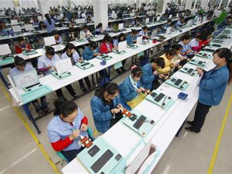 En las aún veloces economías de China e India, la industria manufacturera se...