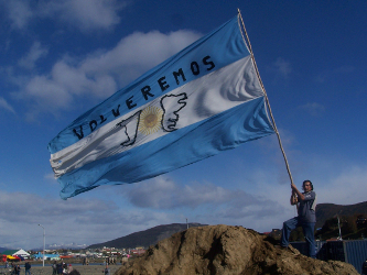 Argentina mantiene su reclamo de soberanía en las Malvinas desde 1833, cuando fuerzas...