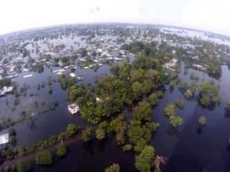 Miles de personas se han visto perjudicadas por las inundaciones, que también han llegado a...