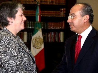 El rotativo español publicó dos cables diplomáticos en los que Calderón...