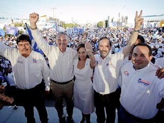 El presidente del PAN, Gustavo Madero, y el candidato a gobernador de la alianza PAN-PRS, ex...