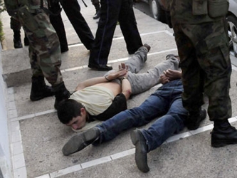 En Zacatecas, soldados detuvieron a 13 personas, entre ellos dos mujeres, quienes presumiblemente...