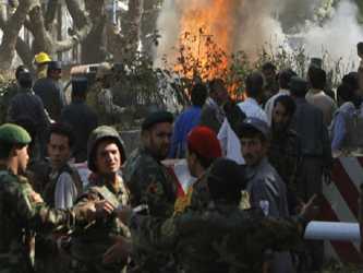 El gobernador de Kandahar dijo que un cuarto atacante que usaba un cinturón de explosivos...