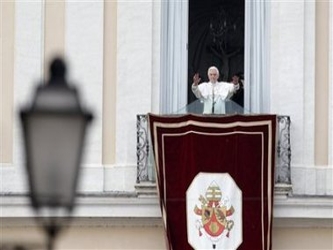 Desde el atrio, Benedicto XVI guió la procesión, dirigiéndose hacia el altar....