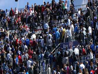 Los hinchas esperaron durante largas horas en el estadio M. Chinnaswany para comprar entradas del...