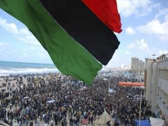 Residentes de la ciudad de Ras Lanuf, en el este de Libia, huían el lunes en...