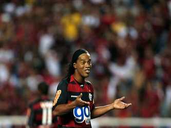 El astro del Flamengo acudió dos noches al tradicional Sambódromo de Río de...