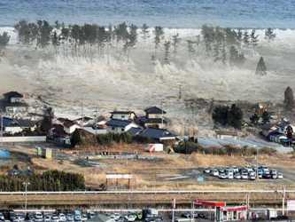 El Centro de Alertas de Tsunamis del Pacífico precisó que las primeras olas arribaron...