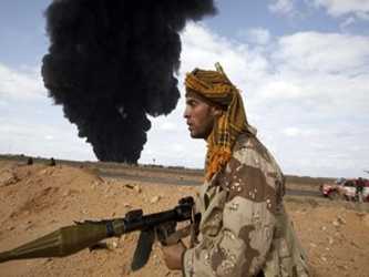 Las tropas leales al líder libio Muammar Gaddafi recuperaron el puerto petrolero de Ras...