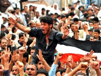 Fuerzas de seguridad enfrentaron a los manifestantes en la capital Saná el sábado, en...