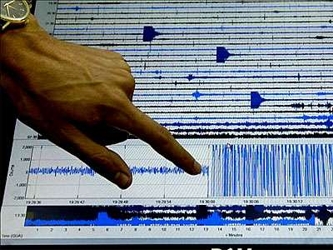 El epicentro del nuevo sismo, sentido con fuerza en Tokio, se situó en el mar, a 150 km al...
