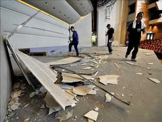 Un fuerte sismo de magnitud 6 se produjo el martes al suroeste de Tokio, donde los edificios...