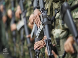 El ejército colombiano informó de la muerte de cinco guerrilleros de las FARC y de un...