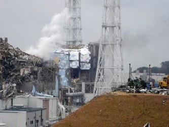 Una nube de humo gris salía del reactor número 3 de la central nuclear de Fukushima,...