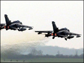 Dos cazabombarderos italianos Tornado ECR, seguidos por dos cazas F-16, llevaron a cabo el domingo...