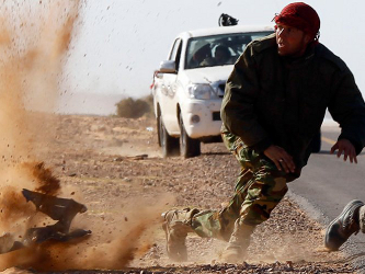 En el lado libio del paso fronterizo, hubo disparos de artillería entre los dos campos...