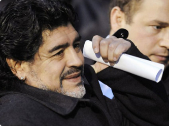 En los carteles pegados en las calles de San Juan, se ve a Maradona con los brazos extendidos y en...