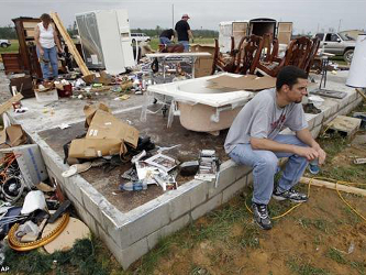 Al menos 258 personas murieron en menos de una semana por los violentos tornados e inundaciones que...