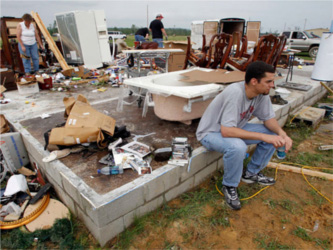 En Alabama, el estado más afectado por los tornados del miércoles, hasta un...