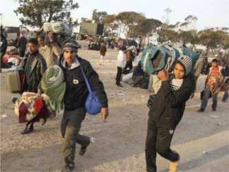 Trabajadores de ayuda se apresuraron a embarcar a los inmigrantes, periodistas y heridos en el...