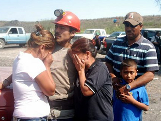 Cinco socorristas chilenos, dos de los cuales participaron en el rescate de los 33 mineros de...