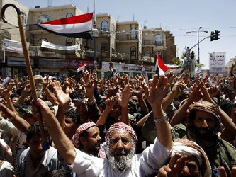 Partidarios del Gobierno yemení se enfrentaron el lunes a tiros con opositores del...