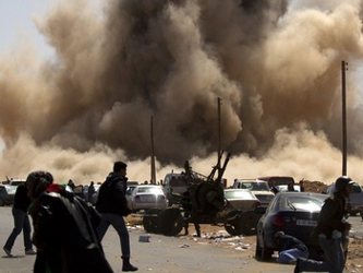 Más de 15 fuertes explosiones sacudieron el centro de Trípoli y, según el...