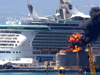 El incendio se declaró cerca del barco de crucero 
