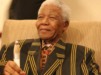 El 22 de mayo, Mandela fue transportado en avión hasta Mthatha, la capital provincial y...