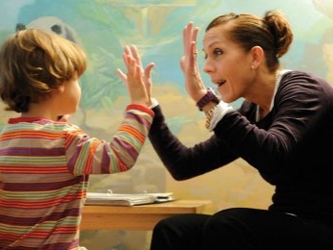 Los trastornos del espectro autista se diagnostican en hasta uno de cada 100 niños en...