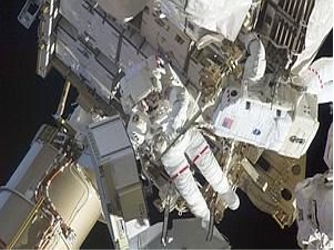 Según esta portavoz, cuando la ISS se ve amenazada por restos de basura espacial, la...