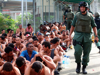 A mediados de junio, efectivos militares y policiales entraron en la cárcel de El Rodeo,...