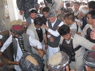 Los talibanes se adjudicaron la responsabilidad del asesinato, que amenazaba con dejar un...
