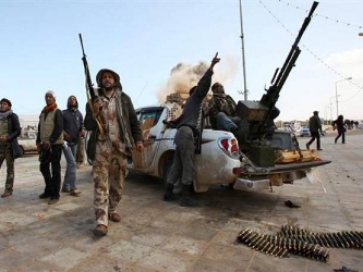 En el frente más oriental de Libia, al menos 21 rebeldes y soldados del Gobierno murieron en...