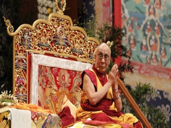 El Dalai Lama, que es Premio Nobel de la Paz, habló en inglés y fue traducido en...