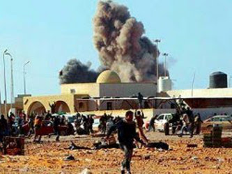 Las explosiones sacudieron un hotel de Trípoli en el que se alojan los periodistas. El...