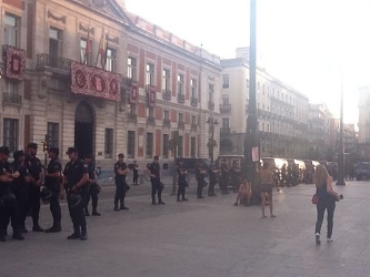 En la plaza se enfrentaron verbalmente a jóvenes peregrinos mientras la policía los...