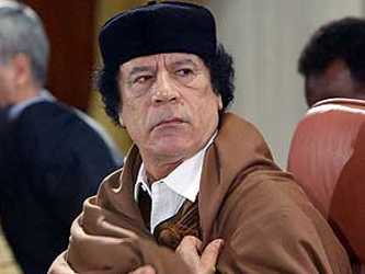 Gaddafi no aparece en público desde mediados de junio. Sus enemigos especulan que...