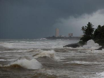 En el sur de Florida, donde se encuentra Miami, el ciclón parecía alejarse el martes,...